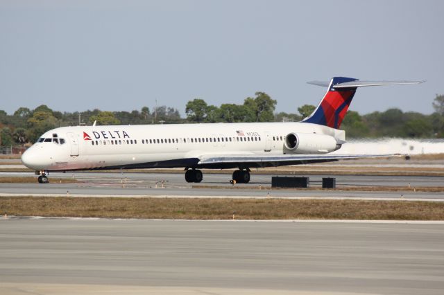 McDonnell Douglas MD-88 (N936DL) - Delta Flight 1678 (N936DL) arrives on Runway 14 at Sarasota-Bradenton International Airport following a flight from Hartsfield-Jackson Atlanta International Airport