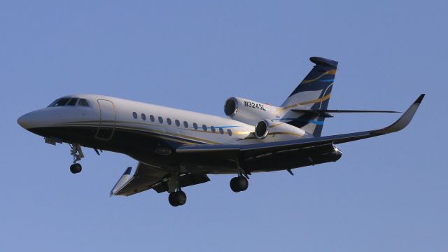 Dassault Falcon 900 (N324SL) - Arriving from Austin Exec (KEDC)