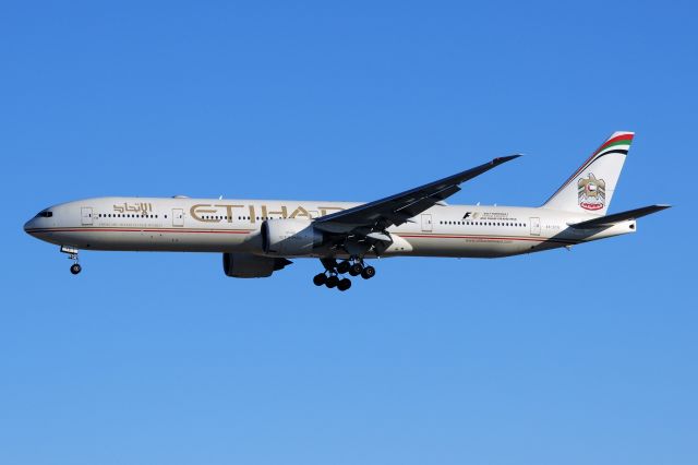 BOEING 777-300 (A6-ETG)