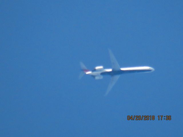 McDonnell Douglas MD-90 (N960DN)