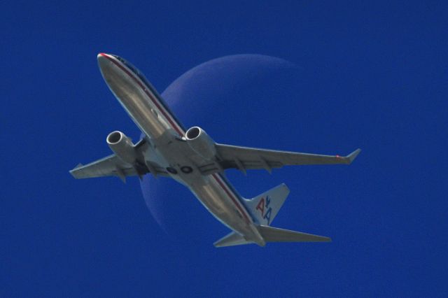 Boeing 737-800 (N813NN) - American Airlines B-737-823 in a left base turn fly-by the crescent moon.