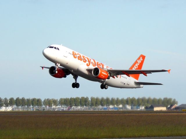 Airbus A320 (G-EZTI)