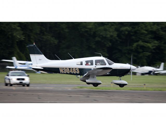 Piper Cherokee (N30483) - Landing RW08.