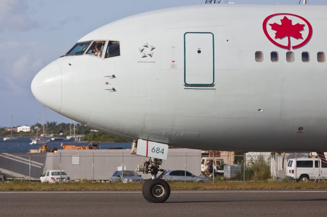 BOEING 767-300 (C-FCAG)