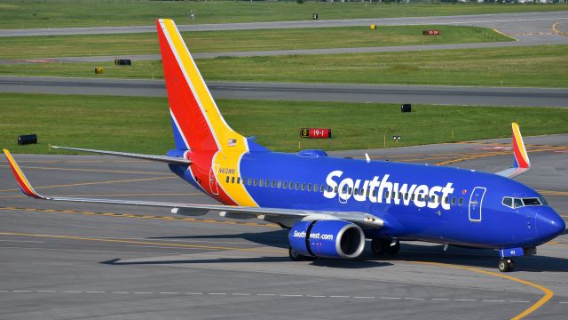 Boeing 737-700 (N413WN) - Southwest Airlines Boeing 737-700 taxiing to gate C3 after a flight from Baltimore, with it's reversers out!