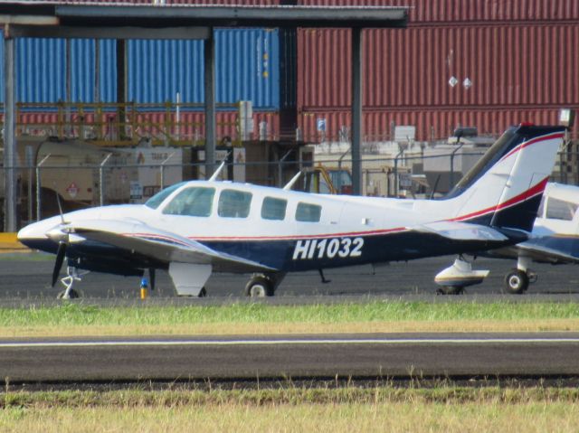 Beechcraft Baron (58) (HI1032)