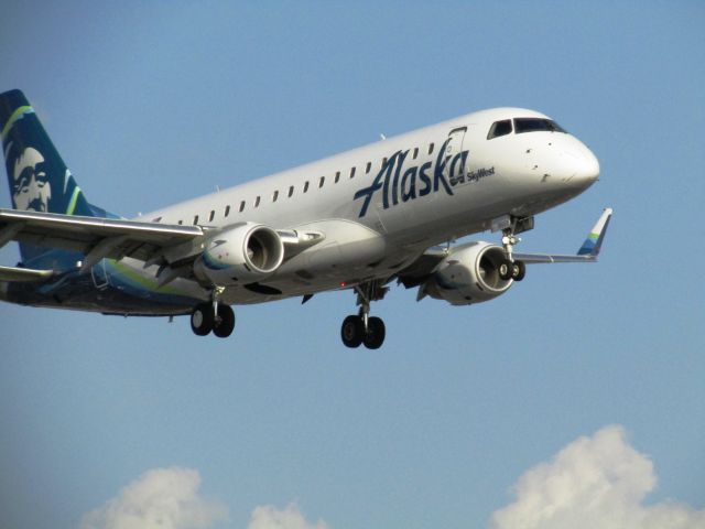 EMBRAER 175 (long wing) (N186SY) - Landing RWY 20R