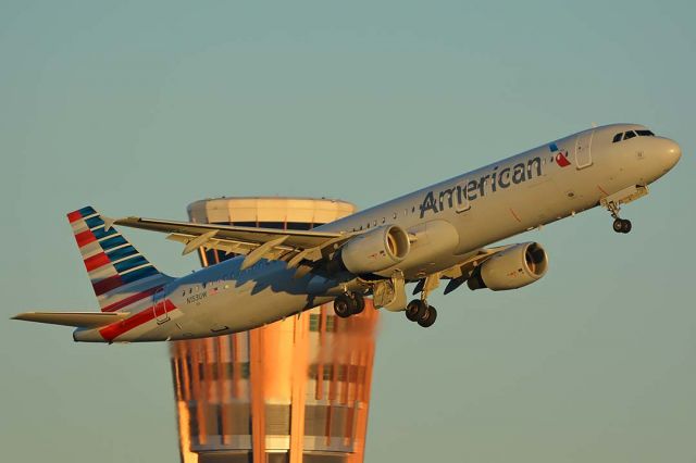 Airbus A321 (N153UW) - American Airbus A321-211 N153UW at Phoenix Sky Harbor on January 12, 2018.