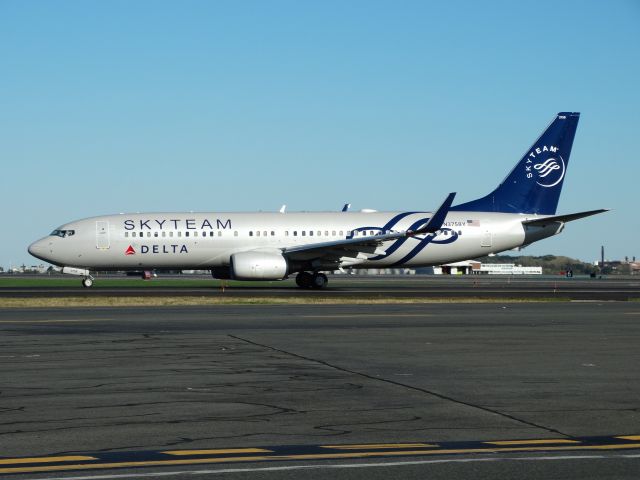 Boeing 737-800 (N3758Y)