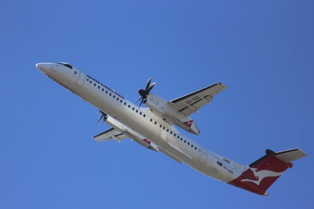 de Havilland Dash 8-400 (VH-QOK)