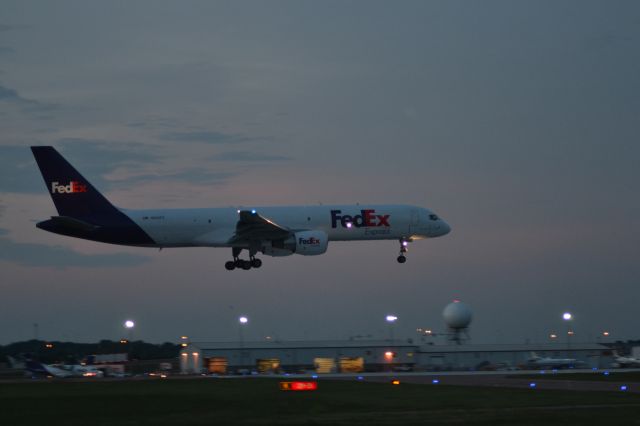 Boeing 757-200 (N993FD) - FDX1543 arriving KFSD from KMEM - 6-7-2012