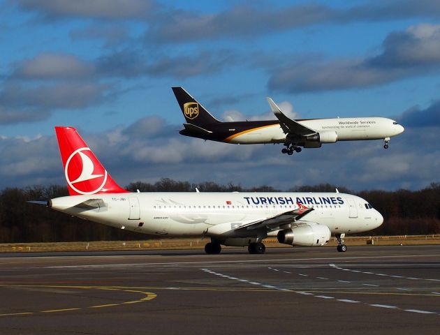 Airbus A320 (TC-JBI) - Background N312UP oft UPS B763