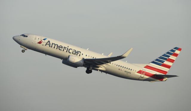 Boeing 737-800 (N306PB) - Departing LAX