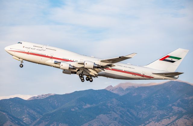 Boeing 747-400 (A6-HRM) - Dubai 1 departing BZN