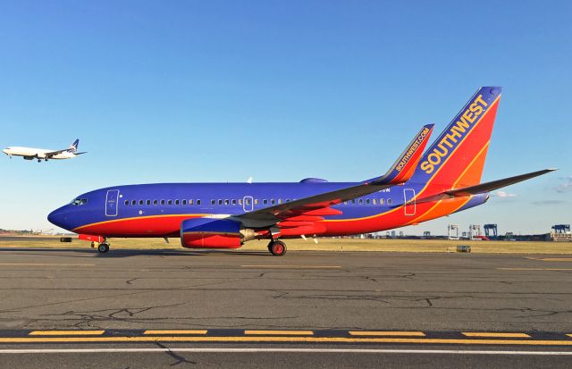 Boeing 737-700 (N716SW) - N716SW taxiing from the JPAD 