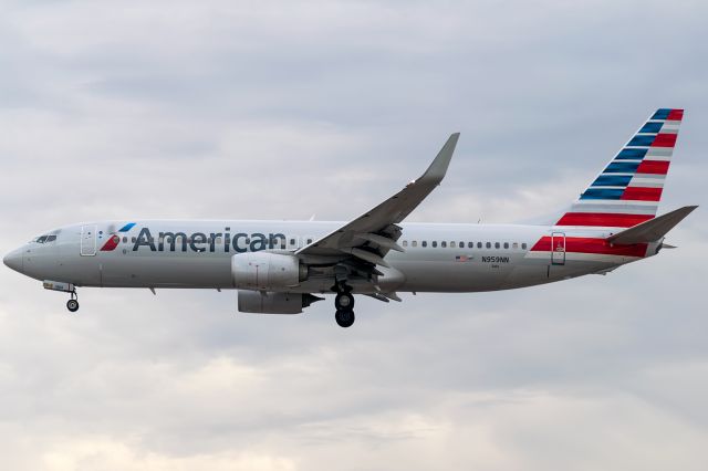 Boeing 737-800 (N959NN) - On final approach into LAX on a rather gloomy Socal afternoon