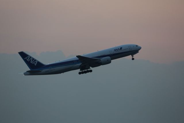 Boeing 777-200 (JA744A)