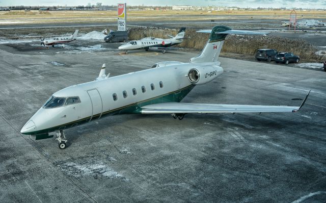 Bombardier Challenger 300 (C-GIPZ)