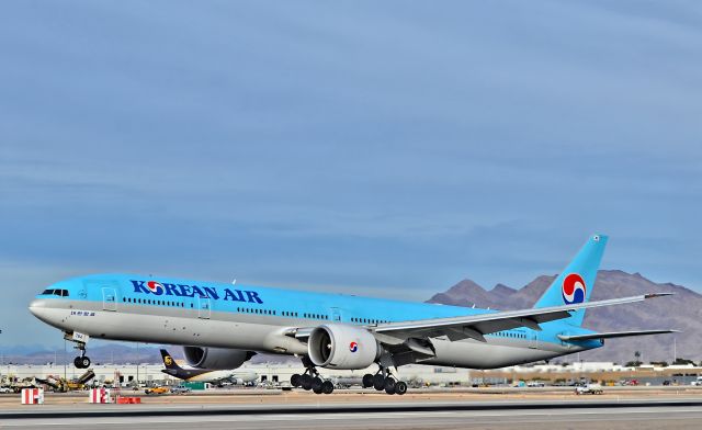 BOEING 777-300 (HL7784) - HL7784 Korean Air Lines 2009 Boeing 777-3B5(ER) - cn 37136 / ln 823 - Las Vegas - McCarran International Airport (LAS / KLAS)br /USA - Nevada January 28, 2015br /Photo: Tomás Del Coro