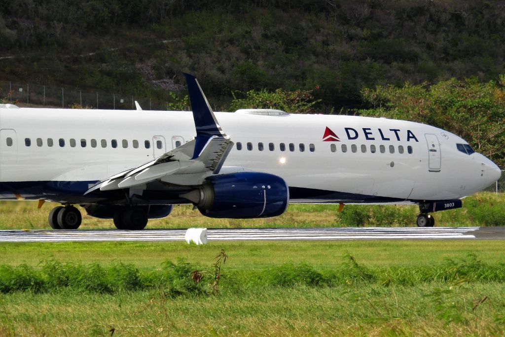 Boeing 737-900 (N803DN)