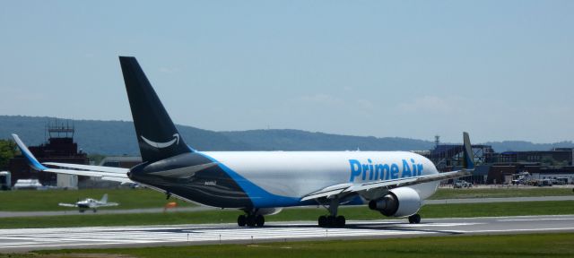 BOEING 767-300 (N449AZ) - Heading for a departure is this 1990 Prime Air Boeing 767-3P6 from the Spring of 2022.
