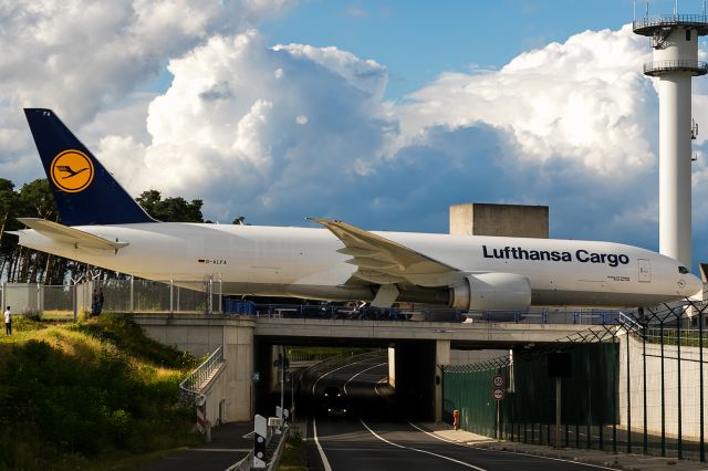 Boeing 777-200 (D-ALFA)