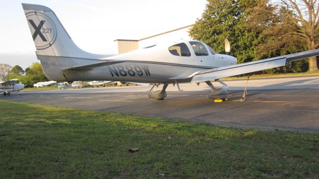 Cirrus SR-22 (N889W)