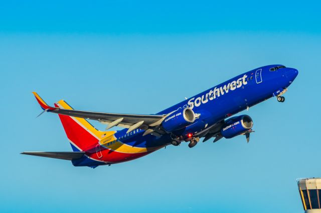 Boeing 737-800 (N8562Z) - A Southwest 737-800 taking off from PHX on 1/25/23. Taken with a Canon R7 and Tamron 70-200 G2 lens.