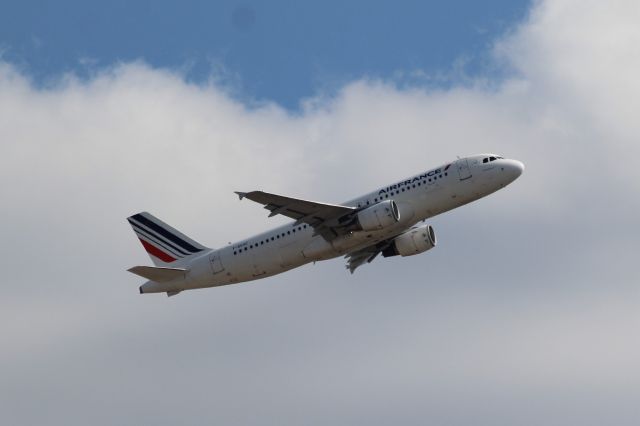 Airbus A320 (F-GKXC) - Air France (AF) F-GKXC A320-214 [cn3795]br /London Heathrow (LHR). Air France flight AF1781 climbs on take off from Runway 27R for Paris Charles de Gaulle (CDG).br /Taken from The Mound, Windsock Way.br /br /2018 08 02br /a rel=nofollow href=http://alphayankee.smugmug.com/Airlines-and-Airliners-Portfolio/Airlines/EuropeanAirlines/Air-France-AF/https://alphayankee.smugmug.com/Airlines-and-Airliners-Portfolio/Airlines/EuropeanAirlines/Air-France-AF//a