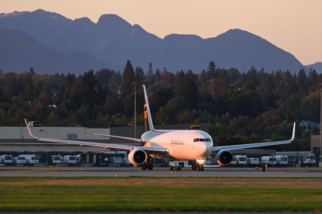 BOEING 767-300 (N315UP)