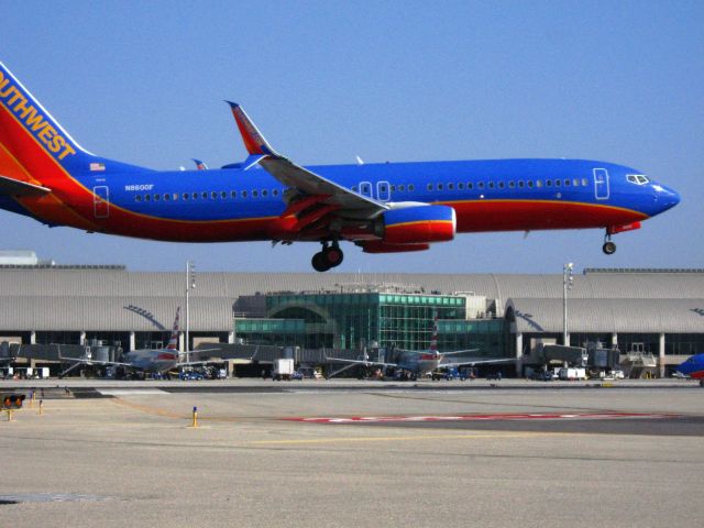 Boeing 737-800 (N8600F) - Landing on RWY 20R