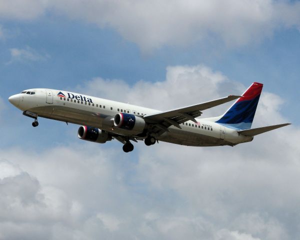 Boeing 737-700 (N376DA) - On short final to runway 16R