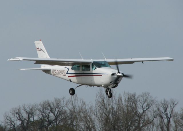 Cessna Centurion (N900RR) - Landing on 14 at Downtown Shreveport.