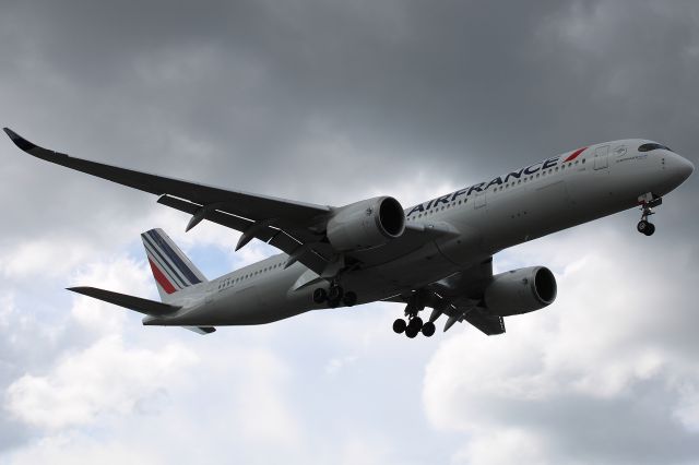 Airbus A350-900 (F-HTYB) - AIRFRANS 688 HEAVY landing on runway 9R at Hartsfield-Jackson. Taken on 7/6/2020.