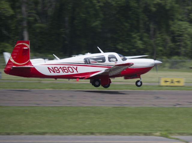 Mooney M-20 (N9160Y) - Landing runway 08. 1 JUN 2016.