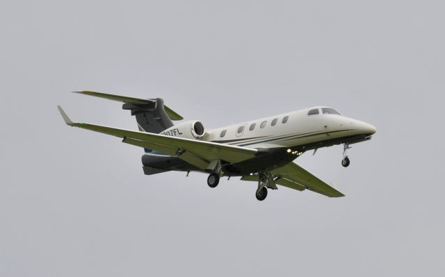 Embraer Phenom 300 (N307FL)