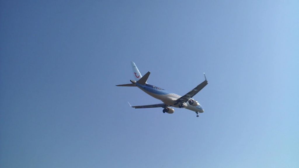 Embraer ERJ-190 (OO-JEB) - Atterrisage dun Embraer ERJ 190-100STD de JetairFly (Partie 3) 