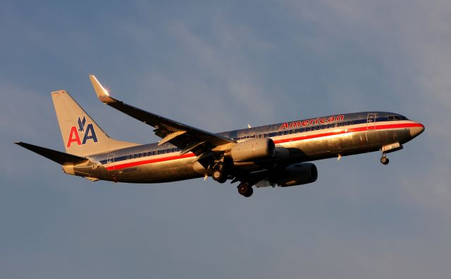 Boeing 737-800 (N809NN) - Landing at Sea-Tac