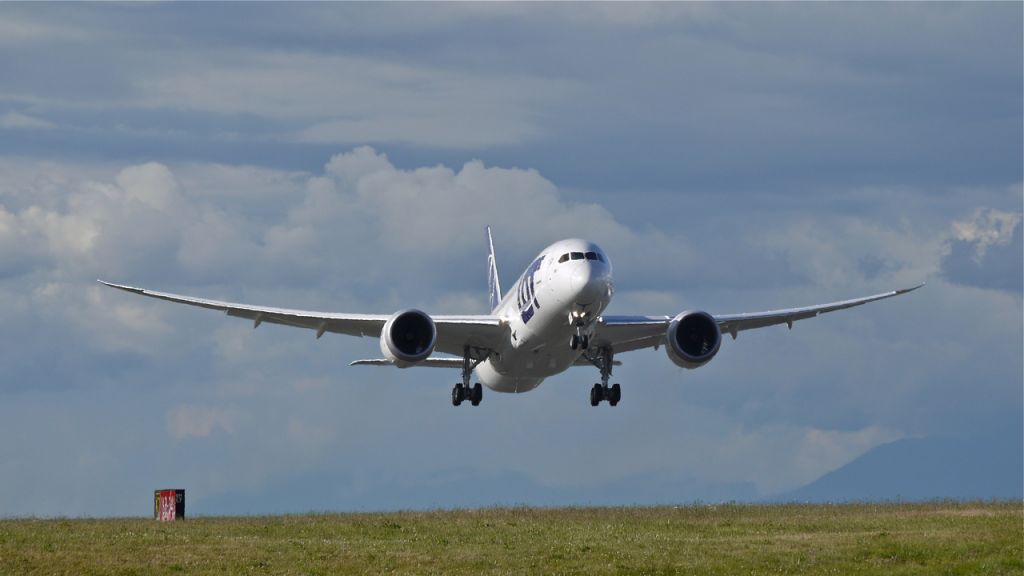 Boeing 787-8 (SP-LRD) - BOE273 lifts off runway 16R beginning a flight test on 6/12/13. (LN:87 cn 35941).