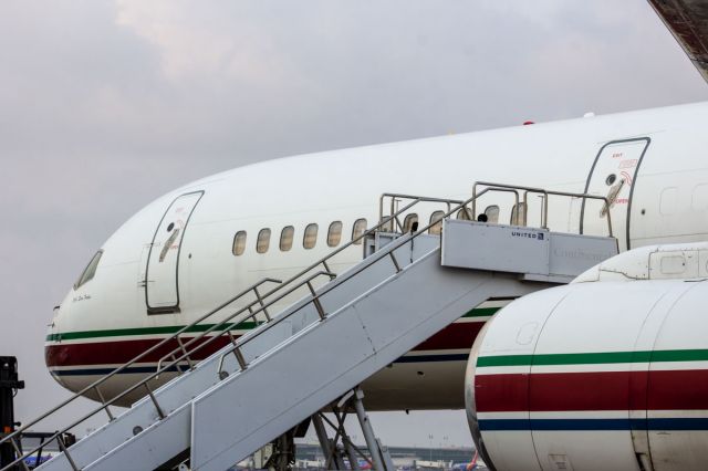 Boeing 757-200 (N757SS) - Houston Rockets br /Private 757 on the ramp at Million Air 