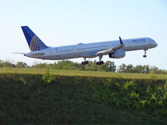 BOEING 757-300 (N75858)