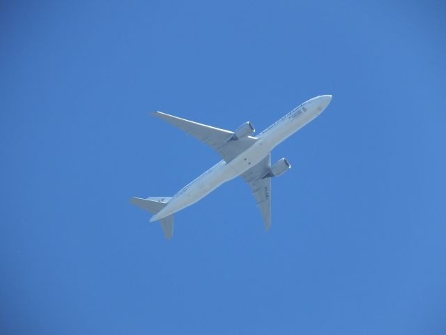 Boeing 777-200 (9V-SWJ) - Flight SQ285, near One Tree Hill before final turn to Auckland Airport