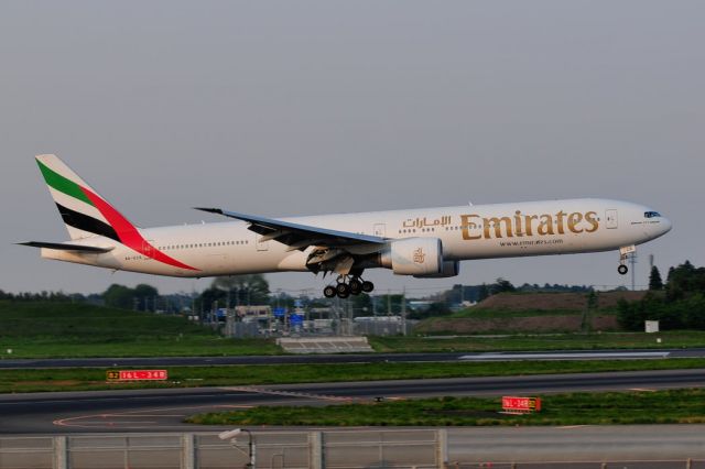 BOEING 777-300ER (A6-ECR)