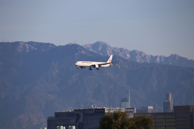 BOEING 777-300ER (JA741J)