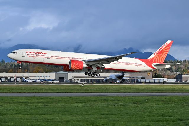 BOEING 777-300 —