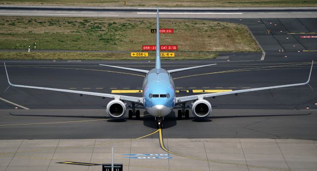 Boeing 737-800 (D-ABKI) - heading to the gate at Düsseldorf 30.aug 2022