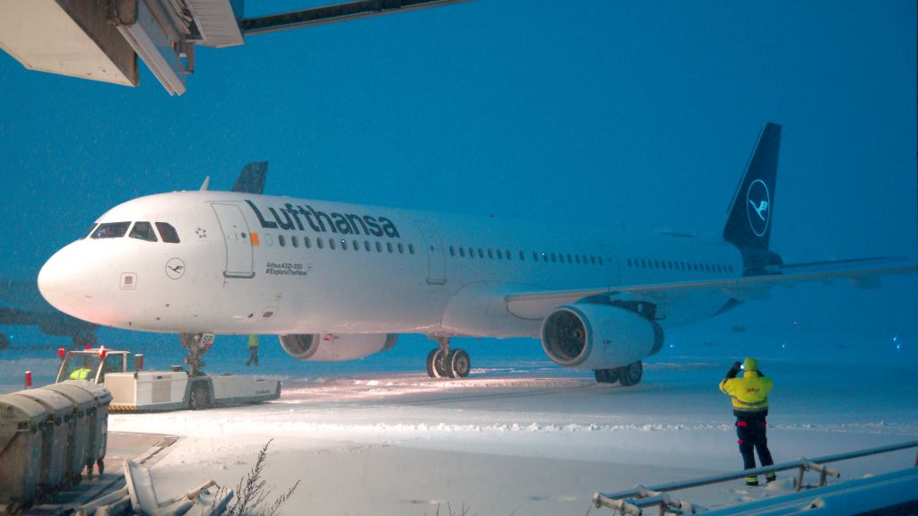 Airbus A321 (D-AISP) - New Lufthansa livery.