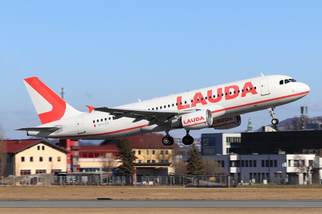 Airbus A320 (9H-LOA)