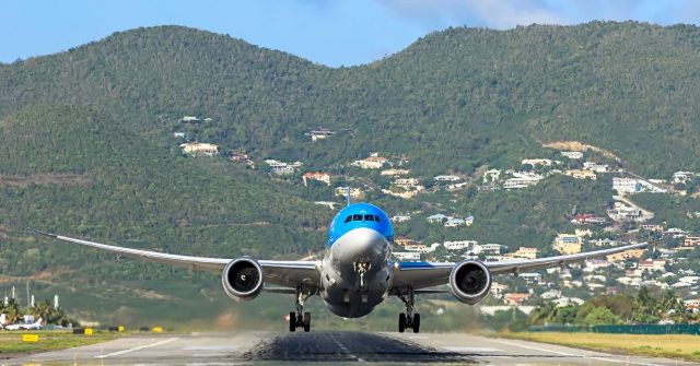 Boeing 787-8 (PH-TFL) - Tui departing TNCM St Maarten on runaway 28