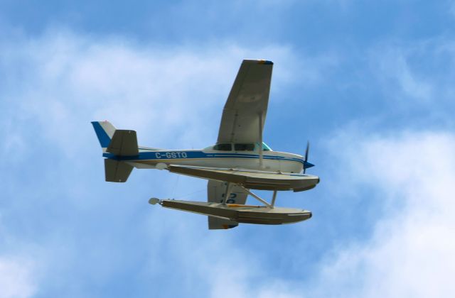 Cessna Skyhawk (C-GSTO) - C-GSTO Cessna Skyhawk 172K XP Survolant le fleuve St-Laurent QC à Lavaltrie le 09-09-2023 à 13:22